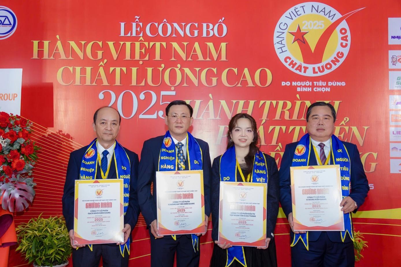 Đại diện của Tập đoàn Tân Á Đại Thành và HUD Kiên Giang nhận chứng nhận Hàng Việt Nam chất lượng cao 2025. Đại diện của Tập đoàn Tân Á Đại Thành và HUD Kiên Giang nhận chứng nhận Hàng Việt Nam chất lượng cao 2025.