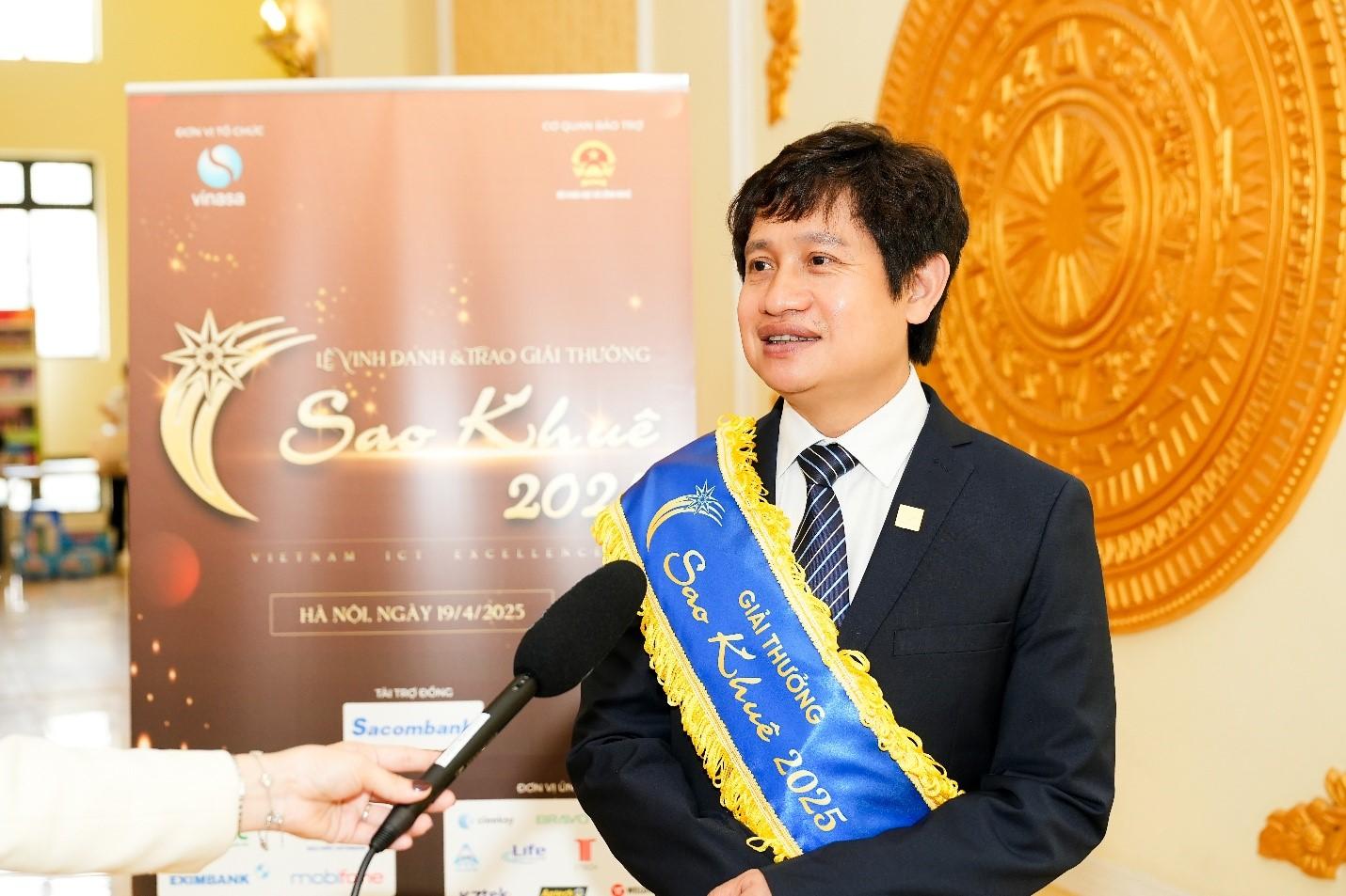 Ông Hoàng Mai Chung chia sẻ, đây là lần thứ 3 sản phẩm của Meey Group được Ban tổ chức Sao Khuê vinh danh. Ông Hoàng Mai Chung chia sẻ, đây là lần thứ 3 sản phẩm của Meey Group được Ban tổ chức Sao Khuê vinh danh.