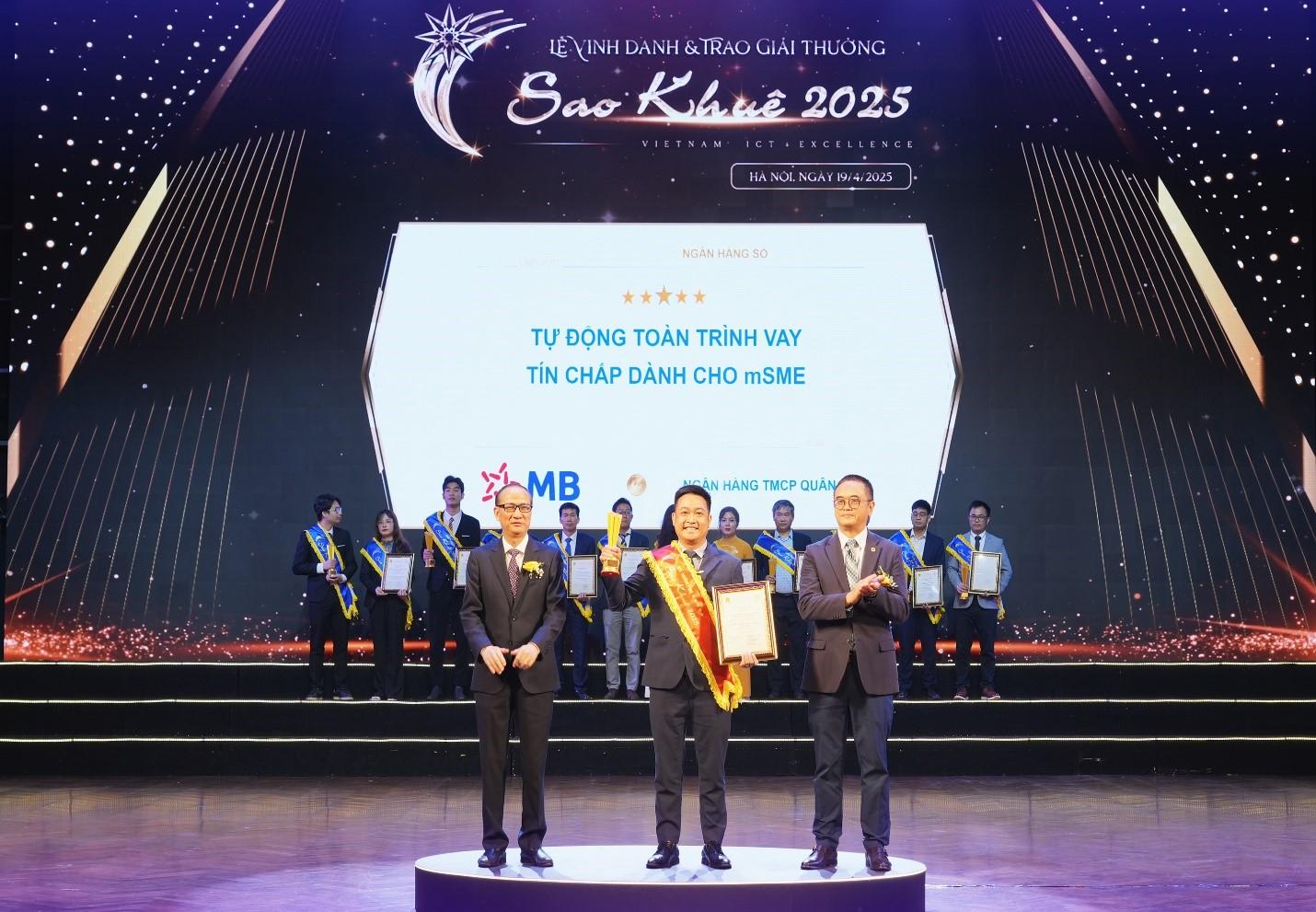 Đại diện MB nhận giải thưởng Sao Khuê cho hạng mục đạt đề cử 5 sao. Đại diện MB nhận giải thưởng Sao Khuê cho hạng mục đạt đề cử 5 sao.