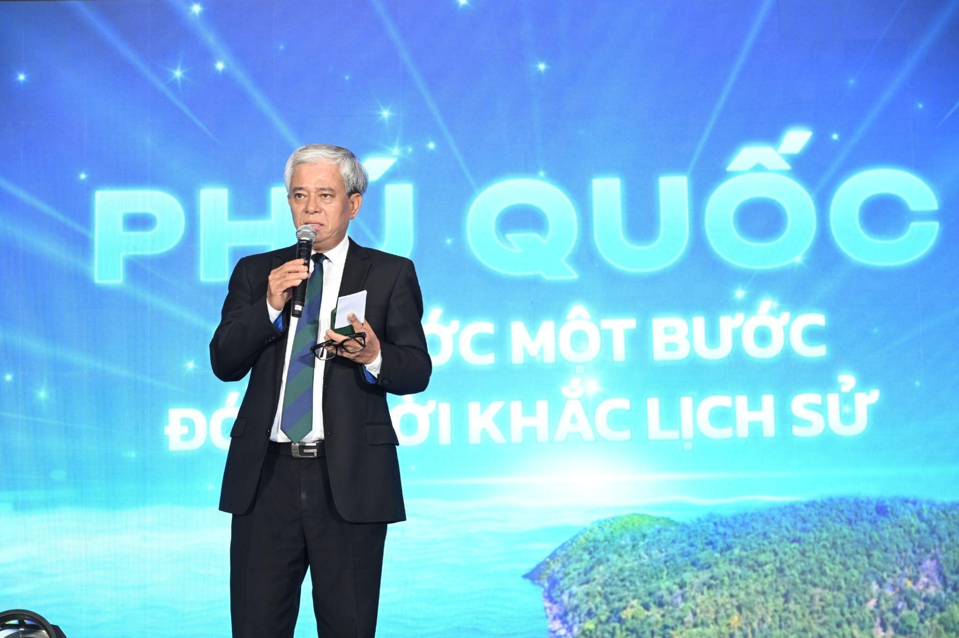 Đại sứ Phạm Quang Vinh - Chủ tịch Hội Việt - Mỹ, Chủ tịch President Club chia sẻ tại sự kiện. Đại sứ Phạm Quang Vinh - Chủ tịch Hội Việt - Mỹ, Chủ tịch President Club chia sẻ tại sự kiện.