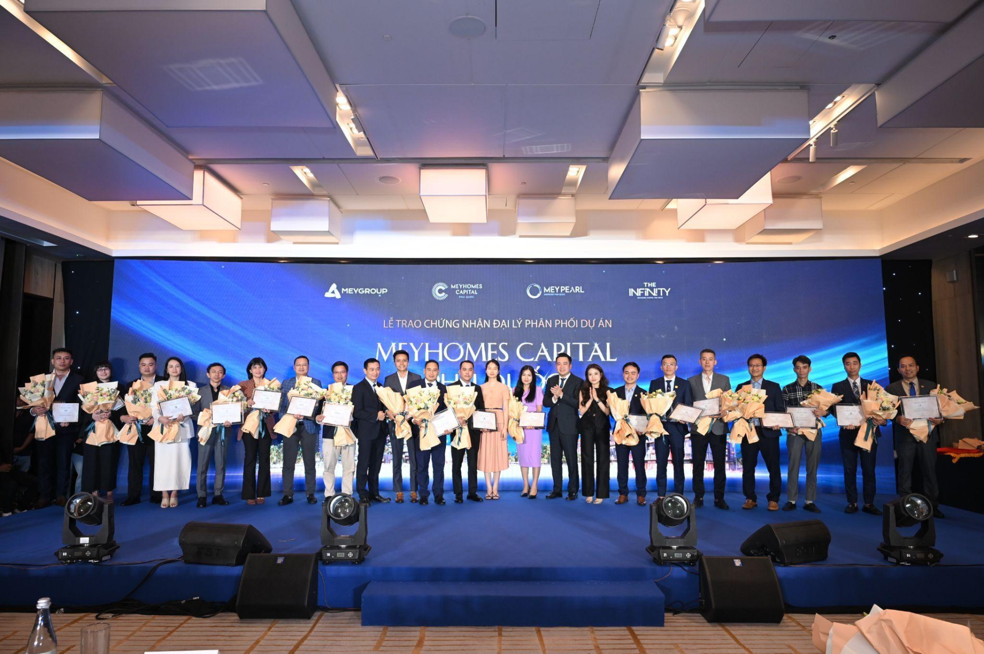 Lễ trao giấy chứng nhận Đại lý phân phối dự án Meyhomes Capital Phú Quốc. Lễ trao giấy chứng nhận Đại lý phân phối dự án Meyhomes Capital Phú Quốc.