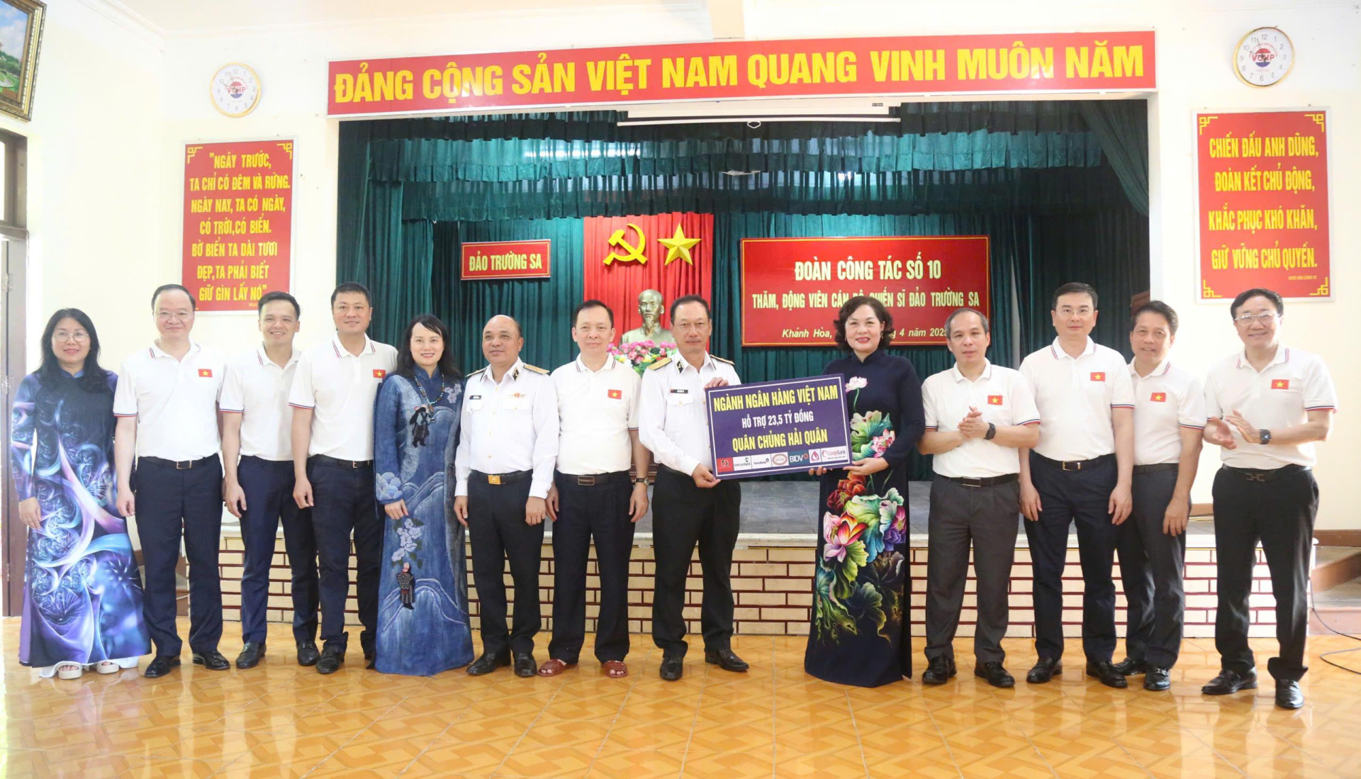 Thống đốc Ngân hàng Nhà nước Nguyễn Thị Hồng trao tặng hỗ trợ trị giá 23,5 tỷ đồng cho Quân chủng Hải quân. Thống đốc Ngân hàng Nhà nước Nguyễn Thị Hồng trao tặng hỗ trợ trị giá 23,5 tỷ đồng cho Quân chủng Hải quân.