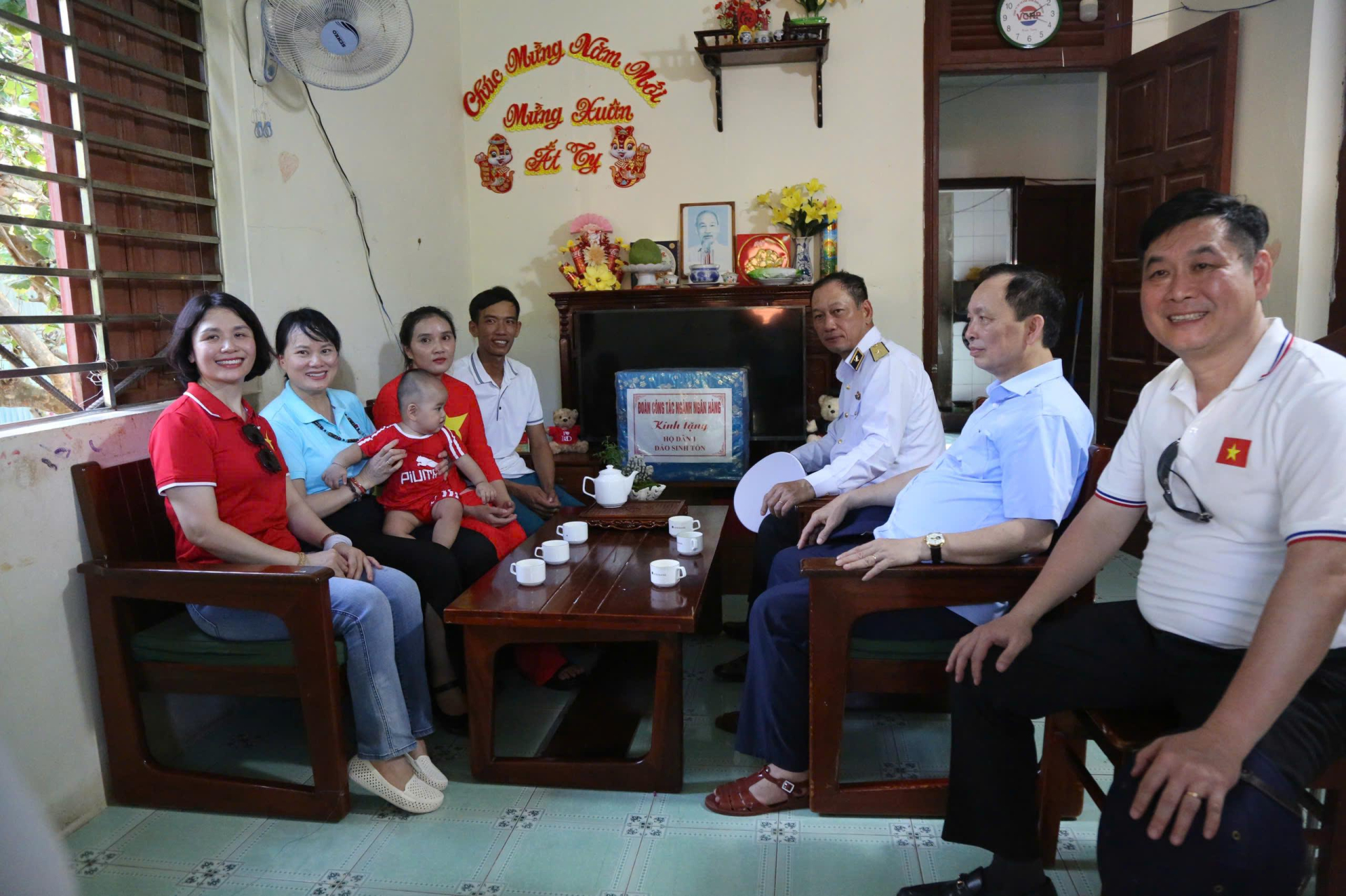 Phó Thống đốc Thường trực Ngân hàng Nhà nước Việt Nam đồng chí Đào Minh Tú cùng đoàn công tác tặng quà và thăm hỏi hộ dân trên đảo Song Tử Tây. Phó Thống đốc Thường trực Ngân hàng Nhà nước Việt Nam đồng chí Đào Minh Tú cùng đoàn công tác tặng quà và thăm hỏi hộ dân trên đảo Song Tử Tây.