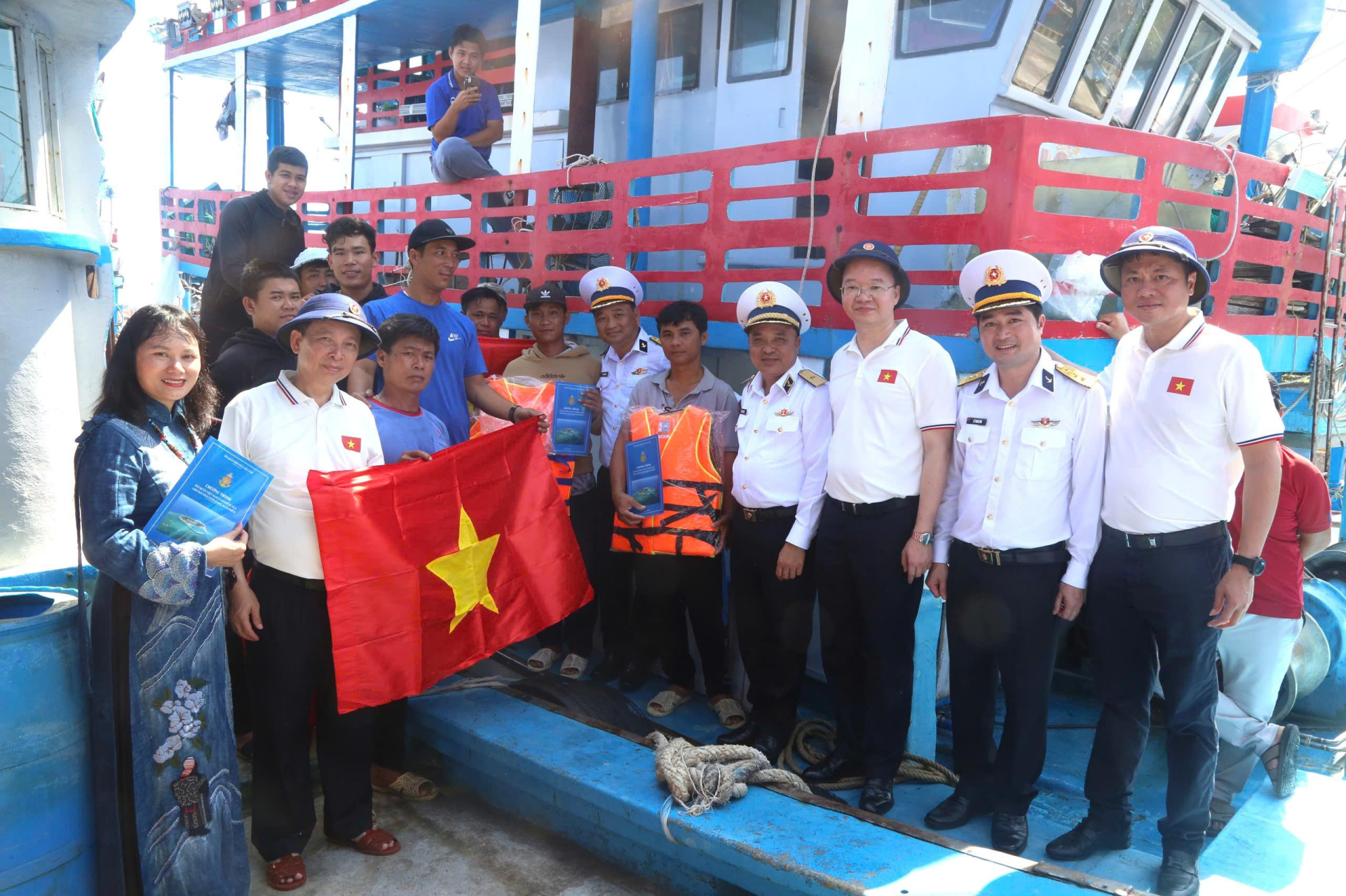Đoàn công tác trao tặng cờ cho ngư dân vươn khơi bám biển. Đoàn công tác trao tặng cờ cho ngư dân vươn khơi bám biển.