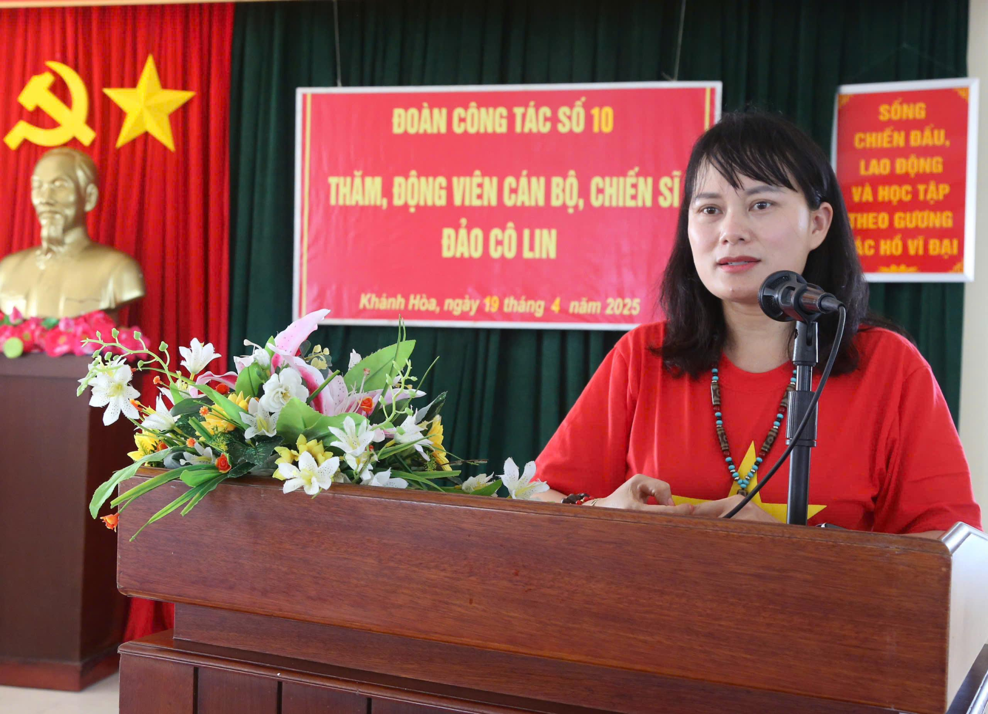 Phó Tổng Giám đốc Agribank Phùng Thị Bình phát biểu trong chuyến thăm cán bộ, chiến sĩ tại đảo Cô Lin. Phó Tổng Giám đốc Agribank Phùng Thị Bình phát biểu trong chuyến thăm cán bộ, chiến sĩ tại đảo Cô Lin.