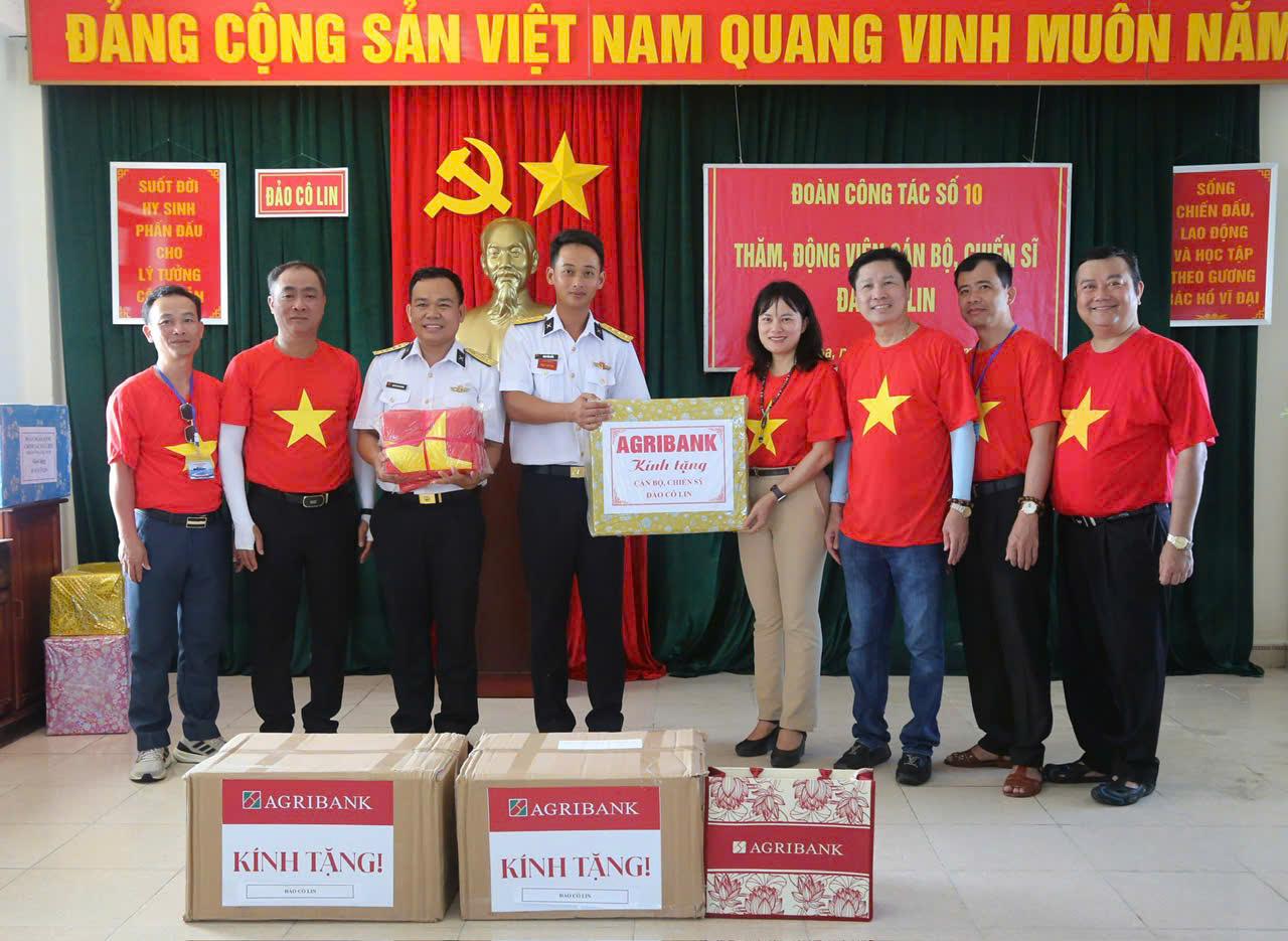 Phó Tổng Giám đốc Agribank Phùng Thị Bình - đại diện đoàn công tác Agribank trao tặng quà cho các chiến sĩ trên đảo Cô Lin. Phó Tổng Giám đốc Agribank Phùng Thị Bình - đại diện đoàn công tác Agribank trao tặng quà cho các chiến sĩ trên đảo Cô Lin.
