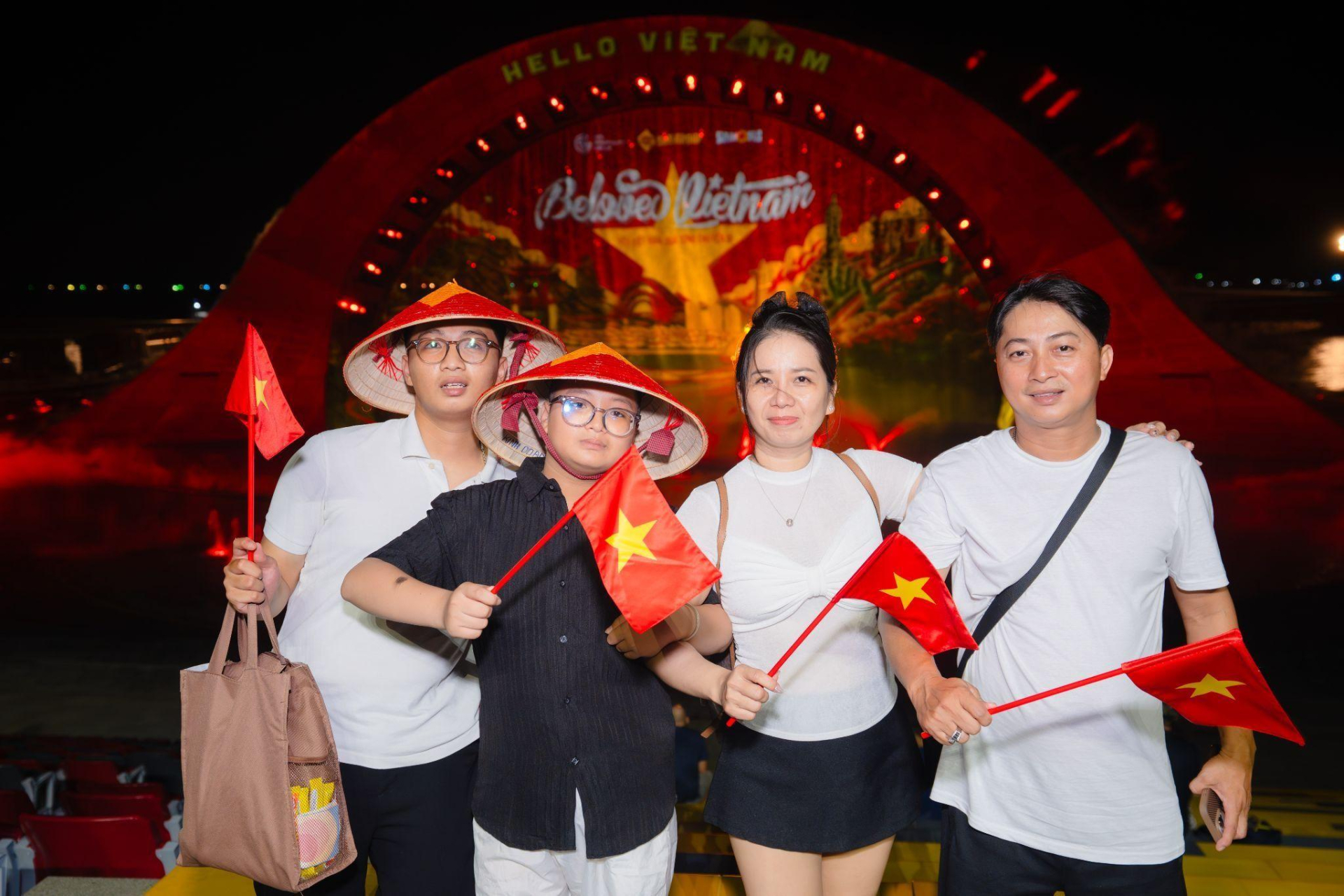 Show Nụ hôn của biển cả - Kiss of the sea trình chiếu cờ Tổ quốc trên màn chiếu nước biển. Show Nụ hôn của biển cả - Kiss of the sea trình chiếu cờ Tổ quốc trên màn chiếu nước biển.
