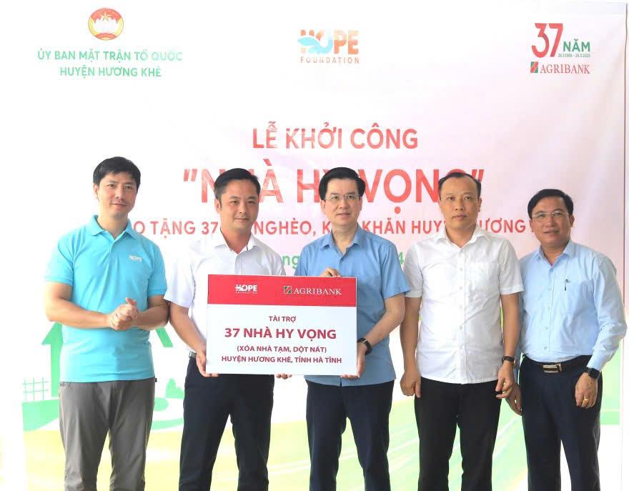 Đại diện các nhà tài trợ trao biểu trưng tài trợ 37 Nhà hy vọng cho lãnh đạo huyện Hương Khê. Đại diện các nhà tài trợ trao biểu trưng tài trợ 37 Nhà hy vọng cho lãnh đạo huyện Hương Khê.