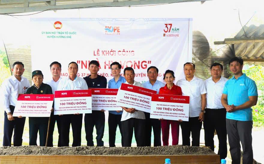 Đại diện các nhà tài trợ và lãnh đạo huyện Hương Khê trao biểu trưng hỗ trợ cho các gia đình. Đại diện các nhà tài trợ và lãnh đạo huyện Hương Khê trao biểu trưng hỗ trợ cho các gia đình.