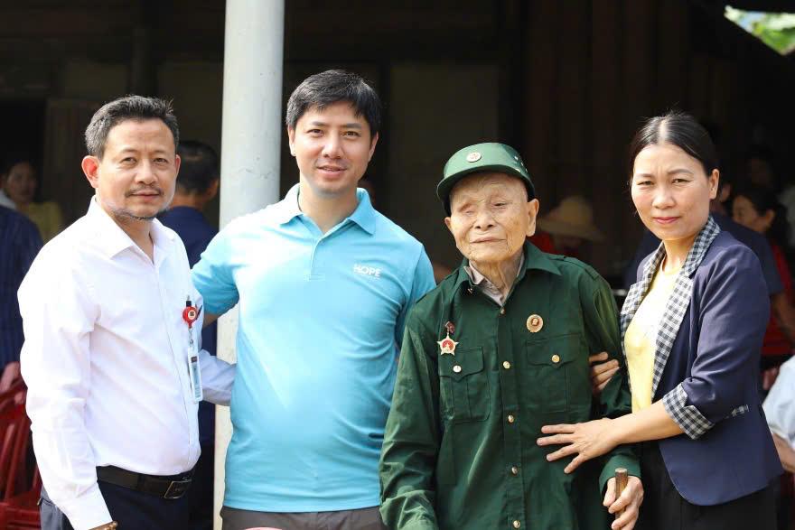 Ông Trần Viết Vấn (thứ 2 từ phải sang) là một trong các hộ gia đình nhận trao tặng Nhà Hy vọng. Ông Trần Viết Vấn (thứ 2 từ phải sang) là một trong các hộ gia đình nhận trao tặng Nhà Hy vọng.