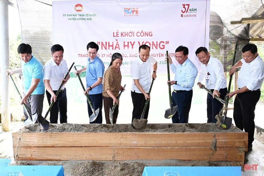 Các đại biểu thực hiện nghi thức khởi công nhà cho hộ ông Trần Văn Hường ở thôn Nam Trà, xã Hương Trà. Các đại biểu thực hiện nghi thức khởi công nhà cho hộ ông Trần Văn Hường ở thôn Nam Trà, xã Hương Trà.
