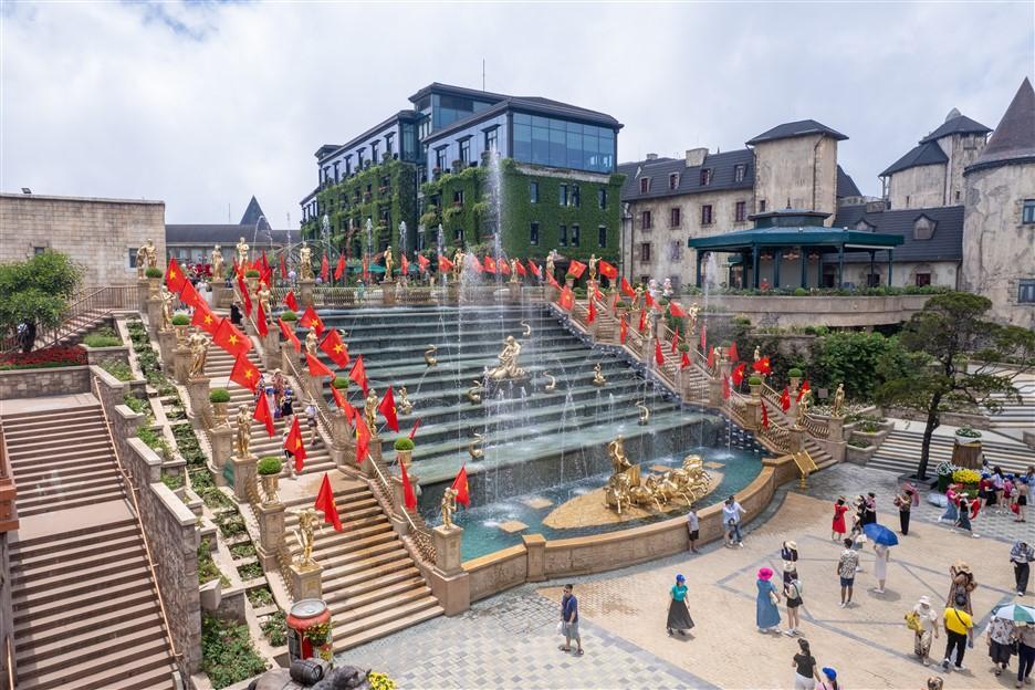 Hàng chục ngàn du khách ghé thăm Sun World Ba Na Hills trong hai ngày đầu nghỉ lễ 30/4 - ảnh 2 Hàng chục ngàn du khách ghé thăm Sun World Ba Na Hills trong hai ngày đầu nghỉ lễ 30/4 - ảnh 2