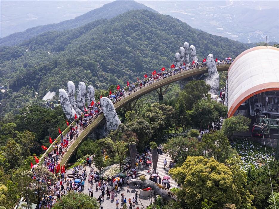 Hàng chục ngàn du khách ghé thăm Sun World Ba Na Hills trong hai ngày đầu nghỉ lễ 30/4 - ảnh 3 Hàng chục ngàn du khách ghé thăm Sun World Ba Na Hills trong hai ngày đầu nghỉ lễ 30/4 - ảnh 3