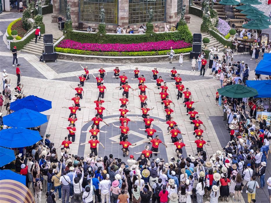 Hàng chục ngàn du khách ghé thăm Sun World Ba Na Hills trong hai ngày đầu nghỉ lễ 30/4 - ảnh 4 Hàng chục ngàn du khách ghé thăm Sun World Ba Na Hills trong hai ngày đầu nghỉ lễ 30/4 - ảnh 4