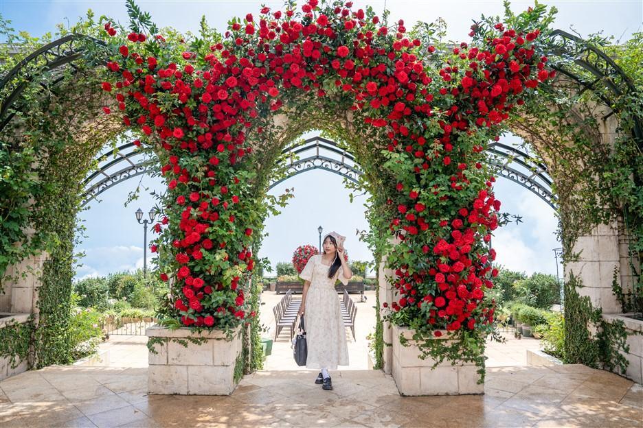Hàng chục ngàn du khách ghé thăm Sun World Ba Na Hills trong hai ngày đầu nghỉ lễ 30/4 - ảnh 7 Hàng chục ngàn du khách ghé thăm Sun World Ba Na Hills trong hai ngày đầu nghỉ lễ 30/4 - ảnh 7