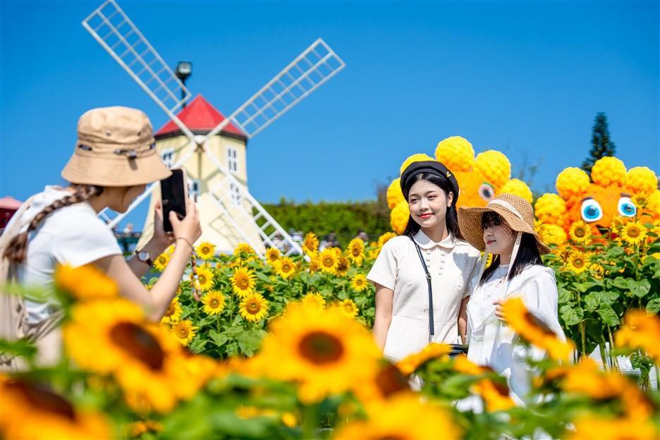 Hàng chục ngàn du khách ghé thăm Sun World Ba Na Hills trong hai ngày đầu nghỉ lễ 30/4 - ảnh 8 Hàng chục ngàn du khách ghé thăm Sun World Ba Na Hills trong hai ngày đầu nghỉ lễ 30/4 - ảnh 8