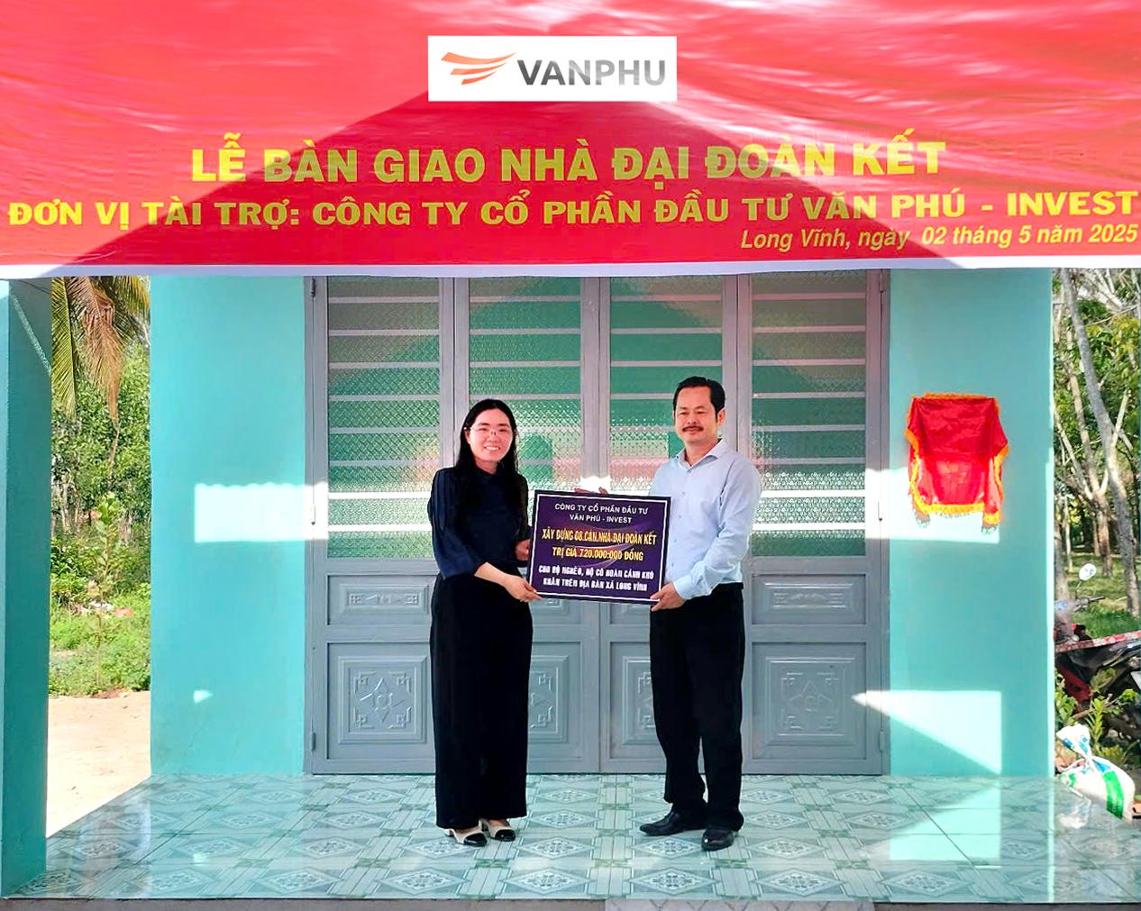 Ủng hộ 720 triệu đồng xây nhà cho các hộ nghèo tại Tây Ninh là minh chứng rõ nét cho triết lý phát triển BĐS “Vị Nhân Sinh” mà Văn Phú – Invest theo đuổi. Ủng hộ 720 triệu đồng xây nhà cho các hộ nghèo tại Tây Ninh là minh chứng rõ nét cho triết lý phát triển BĐS “Vị Nhân Sinh” mà Văn Phú – Invest theo đuổi.