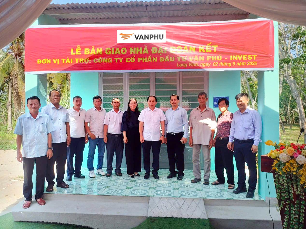 Đồng chí Lê Tiến Châu - Uỷ viên Trung ương Đảng, Bí thư Thành uỷ, Trưởng đoàn Đại biểu Quốc hội thành phố Hải Phòng (thứ 5 từ phải sang) chụp hình lưu niệm cùng đại diện Văn Phú – Invest và Cán bộ xã Long Vĩnh tại chương trình trao tặng nhà đại đoàn kết. Đồng chí Lê Tiến Châu - Uỷ viên Trung ương Đảng, Bí thư Thành uỷ, Trưởng đoàn Đại biểu Quốc hội thành phố Hải Phòng (thứ 5 từ phải sang) chụp hình lưu niệm cùng đại diện Văn Phú – Invest và Cán bộ xã Long Vĩnh tại chương trình trao tặng nhà đại đoàn kết.