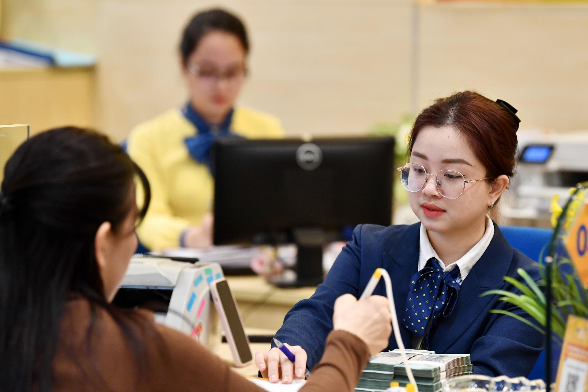 Ngành ngân hàng triển khai nhiều giải pháp hỗ trợ doanh nghiệp và người dân phát triển kinh tế. Ngành ngân hàng triển khai nhiều giải pháp hỗ trợ doanh nghiệp và người dân phát triển kinh tế.