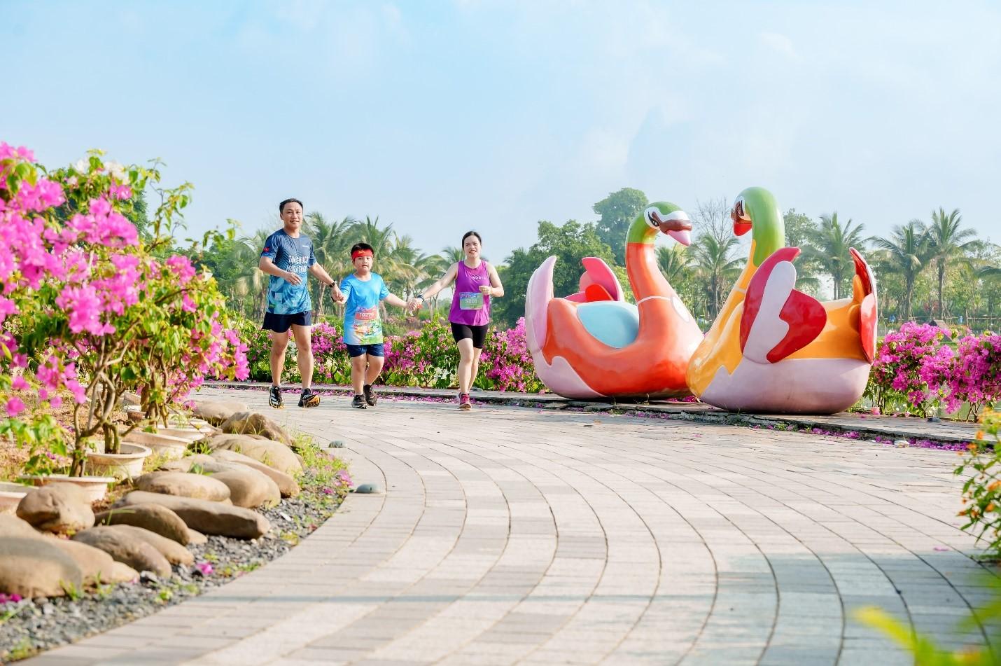 Cung đường chạy nên thơ ven hồ Thiên Nga. Cung đường chạy nên thơ ven hồ Thiên Nga.