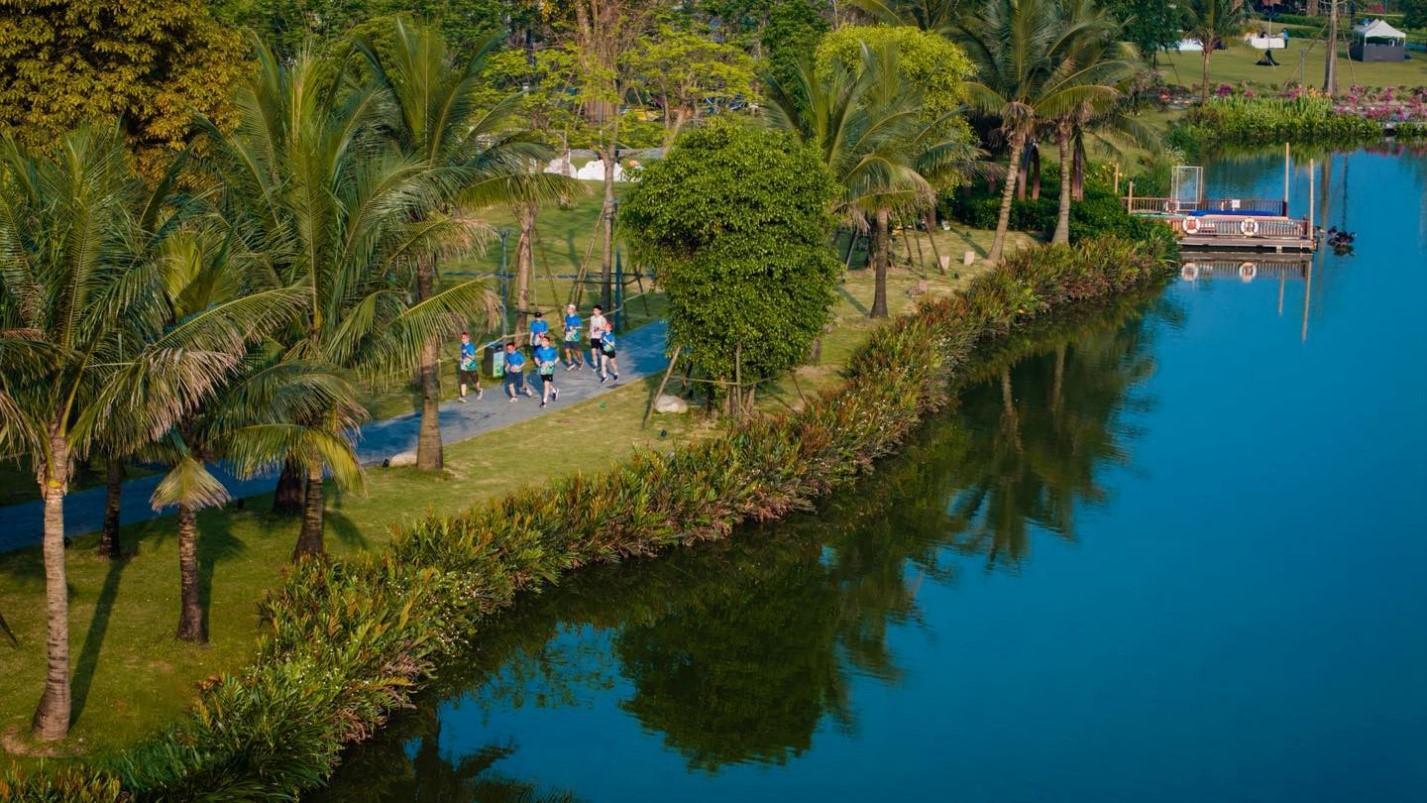 Các VĐV chạy giữa miền xanh Eco Central Park. Các VĐV chạy giữa miền xanh Eco Central Park.