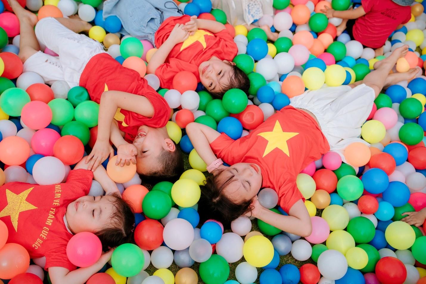 Trẻ nhỏ được vui đùa trong kỳ nghỉ lễ. Trẻ nhỏ được vui đùa trong kỳ nghỉ lễ.