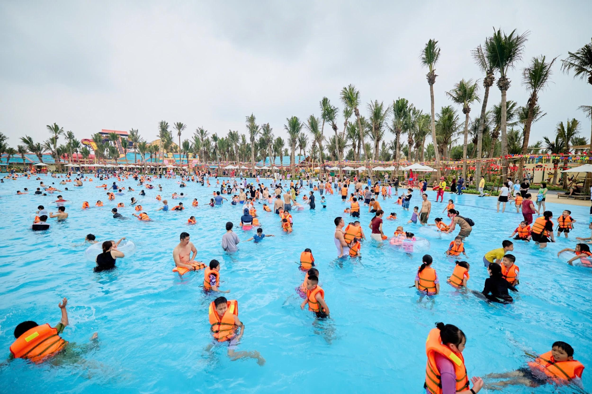 Công viên Sun World mở cửa dịp 30/4 thu hút hàng ngàn du khách. (Ảnh: Ánh Dương) Công viên Sun World mở cửa dịp 30/4 thu hút hàng ngàn du khách. (Ảnh: Ánh Dương)