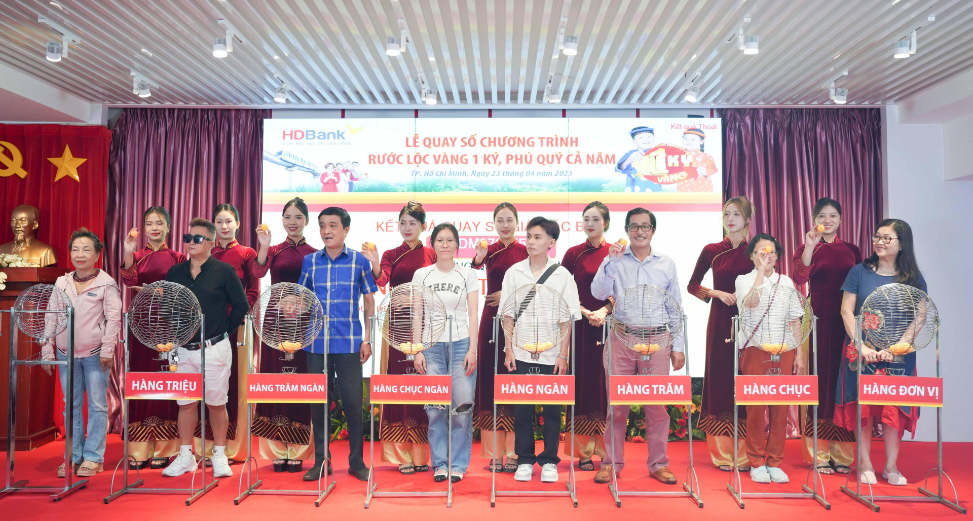 Các khách hàng cùng tham gia quay số lồng cầu để tìm ra chủ nhân của các giải thưởng giá trị. Các khách hàng cùng tham gia quay số lồng cầu để tìm ra chủ nhân của các giải thưởng giá trị.