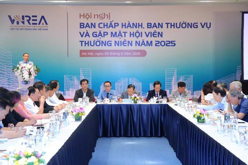 TS. Cấn Văn Lực - Thành viên Hội đồng Tư vấn Chính sách của Thủ tướng Chính phủ phân tích sâu về tình hình và xu hướng phát triển của thị trường bất động sản Việt Nam. (Ảnh: VNREA) TS. Cấn Văn Lực - Thành viên Hội đồng Tư vấn Chính sách của Thủ tướng Chính phủ phân tích sâu về tình hình và xu hướng phát triển của thị trường bất động sản Việt Nam. (Ảnh: VNREA)