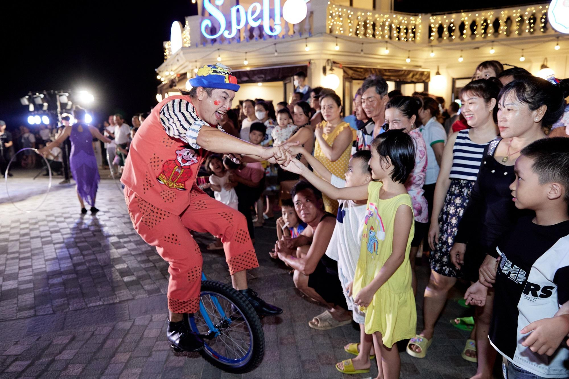 Show hoạt náo tại chợ đêm Vui-Fest Bazaar Nam đảo Phú Quốc. Show hoạt náo tại chợ đêm Vui-Fest Bazaar Nam đảo Phú Quốc.