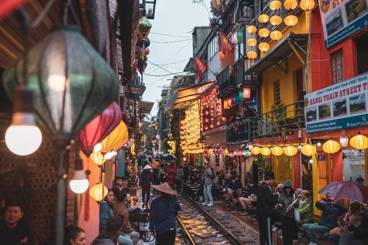 Phố đường tàu là điểm hút khách du lịch cả ngày lẫn đêm. Ảnh: Istock Phố đường tàu là điểm hút khách du lịch cả ngày lẫn đêm. Ảnh: Istock