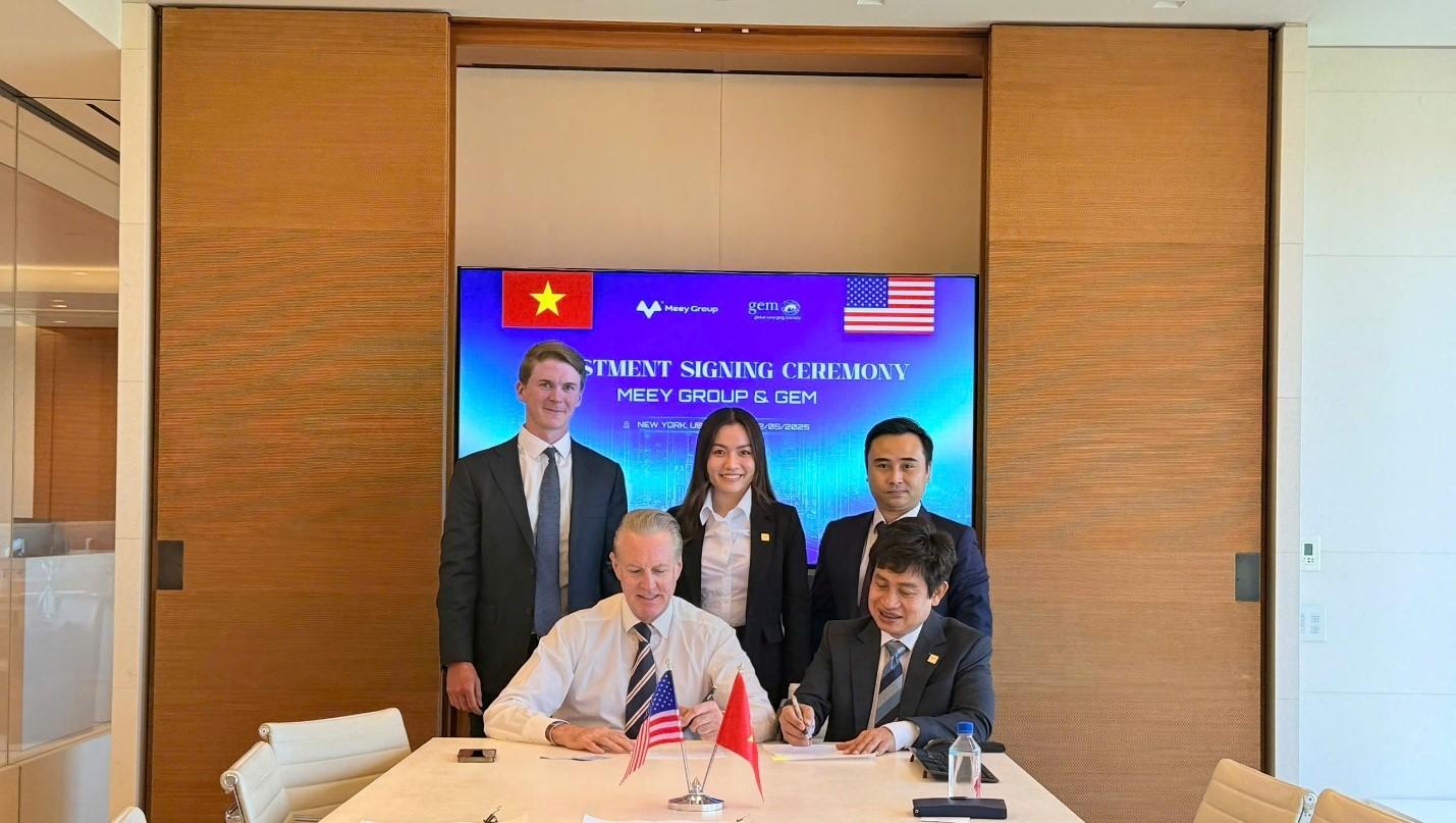 Ông Chris F. Brown - Giám đốc GEM (áo trắng) và ông Hoàng Mai Chung - Chủ tịch HĐQT Meey Group ký kết hợp tác). Ông Chris F. Brown - Giám đốc GEM (áo trắng) và ông Hoàng Mai Chung - Chủ tịch HĐQT Meey Group ký kết hợp tác).