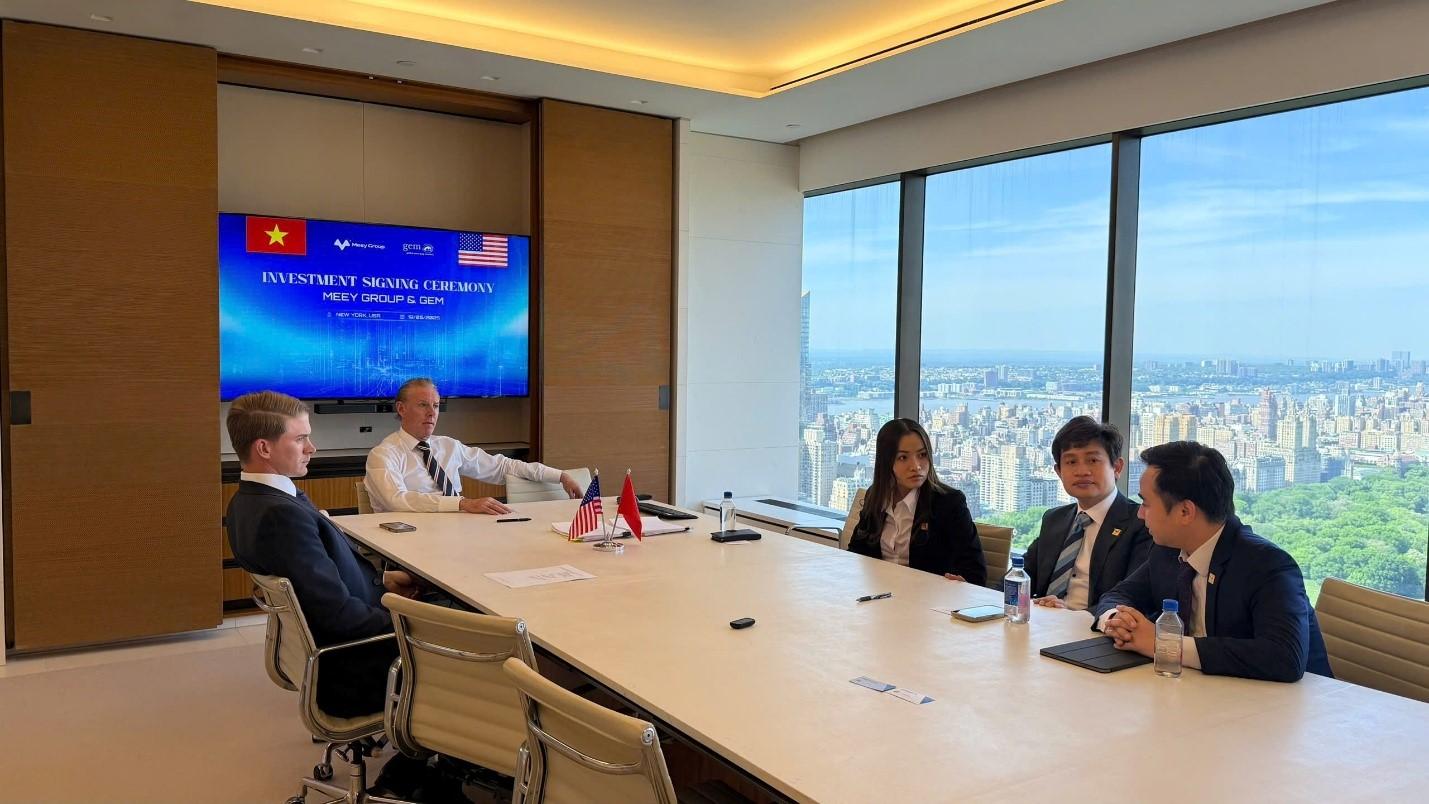 Lãnh đạo GEM và Meey Group thảo luận những nội dung quan trọng tại lễ ký kết. Lãnh đạo GEM và Meey Group thảo luận những nội dung quan trọng tại lễ ký kết.