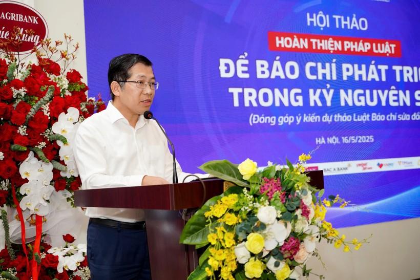 Ông Lưu Đình Phúc - Cục Trưởng Báo chí trình bày tham luận Ông Lưu Đình Phúc - Cục Trưởng Báo chí trình bày tham luận
