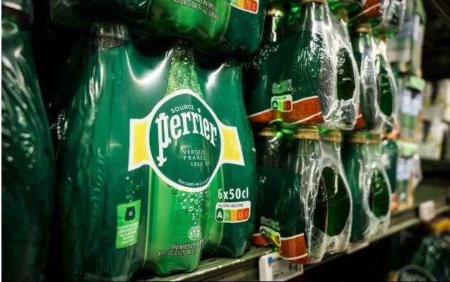 Nestlé bị nghi ngờ lợi dụng sự mập mờ giữa nước khoáng thiên nhiên và nước lọc để thu về hàng trăm triệu euro. (Ảnh: AP) Nestlé bị nghi ngờ lợi dụng sự mập mờ giữa nước khoáng thiên nhiên và nước lọc để thu về hàng trăm triệu euro. (Ảnh: AP)
