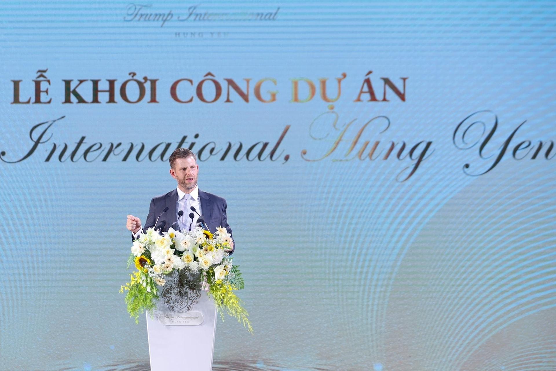 Ông Eric Trump phát biểu tại lễ khởi công dự án nghỉ dưỡng, sân golf và biệt thự mang thương hiệu Trump đầu tiên tại Việt Nam. (Ảnh: VGP/Nhật Bắc) Ông Eric Trump phát biểu tại lễ khởi công dự án nghỉ dưỡng, sân golf và biệt thự mang thương hiệu Trump đầu tiên tại Việt Nam. (Ảnh: VGP/Nhật Bắc)
