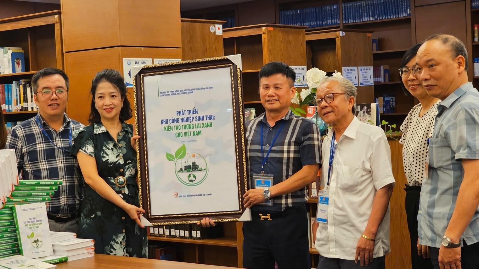 Ông Phạm Hồng Điệp đại diện nhóm tác giả trao tặng sách Phát triển Khu công nghiệp sinh thái: Kiến tạo tương lai xanh cho Việt Nam” cho Thư viện Quốc hội. Ông Phạm Hồng Điệp đại diện nhóm tác giả trao tặng sách Phát triển Khu công nghiệp sinh thái: Kiến tạo tương lai xanh cho Việt Nam” cho Thư viện Quốc hội.