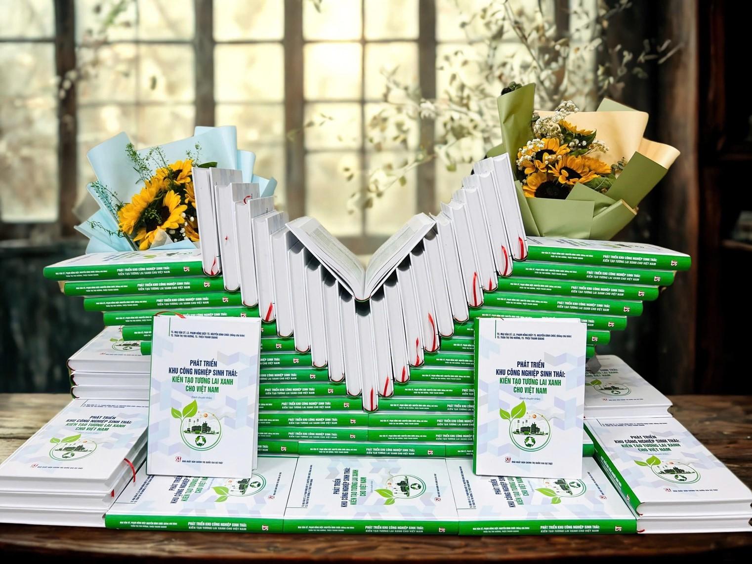 Cuốn sách được chắp bút bởi những người vừa có kinh nghiệm thực tiễn vừa có nền tảng học thuật vững vàng: Mai Văn Sỹ, Phạm Hồng Điệp, Nguyễn Đình Chúc (đồng chủ biên), Trần Thị Thu Hương, Triệu Thanh Quang. Cuốn sách được chắp bút bởi những người vừa có kinh nghiệm thực tiễn vừa có nền tảng học thuật vững vàng: Mai Văn Sỹ, Phạm Hồng Điệp, Nguyễn Đình Chúc (đồng chủ biên), Trần Thị Thu Hương, Triệu Thanh Quang.