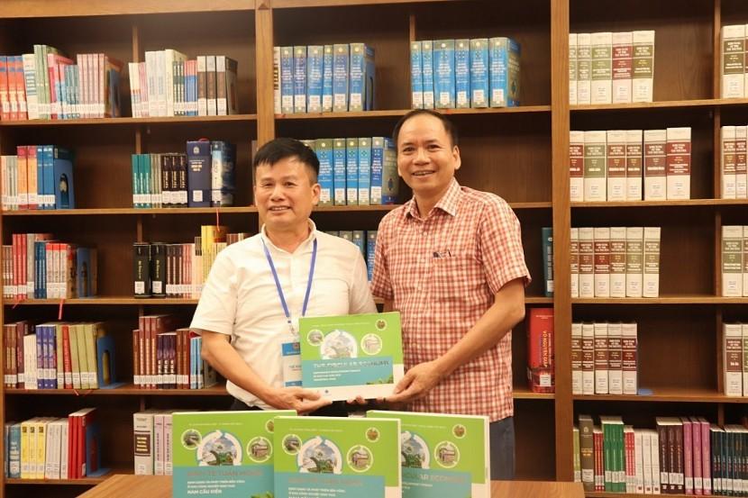 Tác giả Phạm Hồng Điệp cùng ông Trịnh Ngọc Cường – nguyên Giám đốc Thư viện Quốc hội tại buổi lễ trao tặng sách ngày 20/5/2023. Tác giả Phạm Hồng Điệp cùng ông Trịnh Ngọc Cường – nguyên Giám đốc Thư viện Quốc hội tại buổi lễ trao tặng sách ngày 20/5/2023.