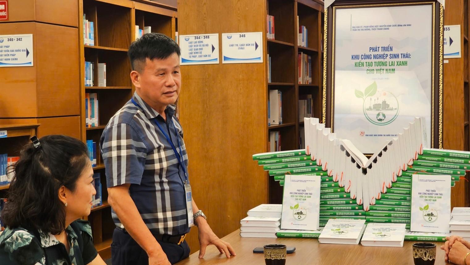 Phạm Hồng Điệp, Chủ tịch Công ty CP Shinec, đồng tác giả cuốn sách chia sẻ tại buổi lễ. Phạm Hồng Điệp, Chủ tịch Công ty CP Shinec, đồng tác giả cuốn sách chia sẻ tại buổi lễ.