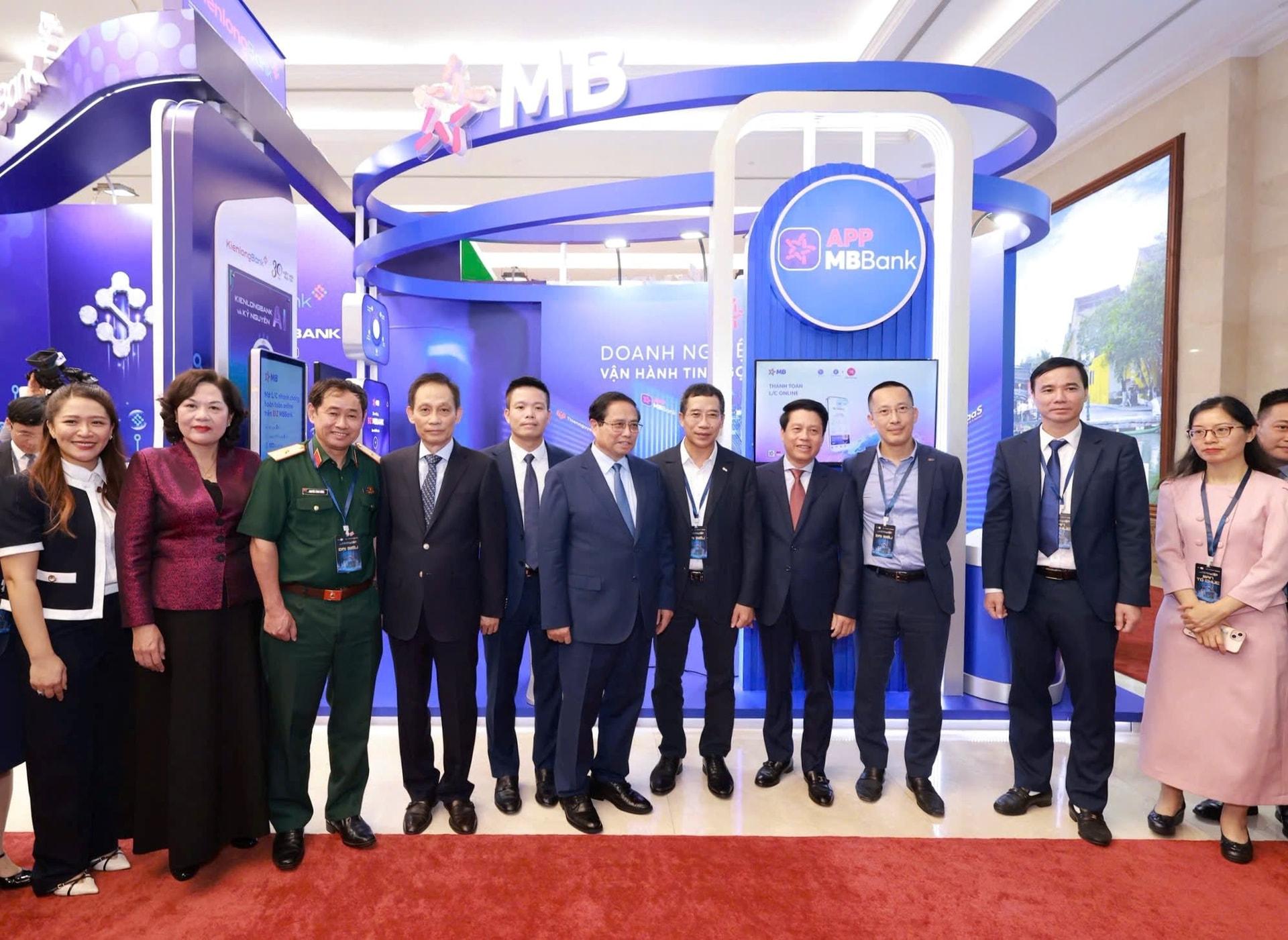 Đại diện MB vinh dự đón Thủ tướng chính phủ và Thống đốc NHNN. Đại diện MB vinh dự đón Thủ tướng chính phủ và Thống đốc NHNN.