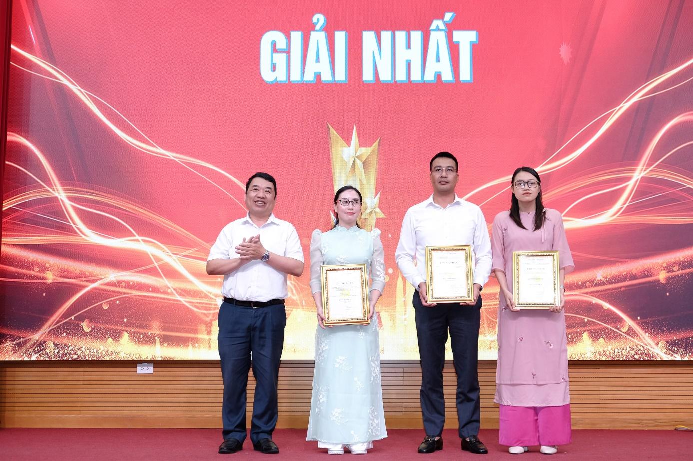 Đại diện Ban tổ chức trao giải Nhất cho các tác giả. (Ảnh: Tùng Dương) Đại diện Ban tổ chức trao giải Nhất cho các tác giả. (Ảnh: Tùng Dương)