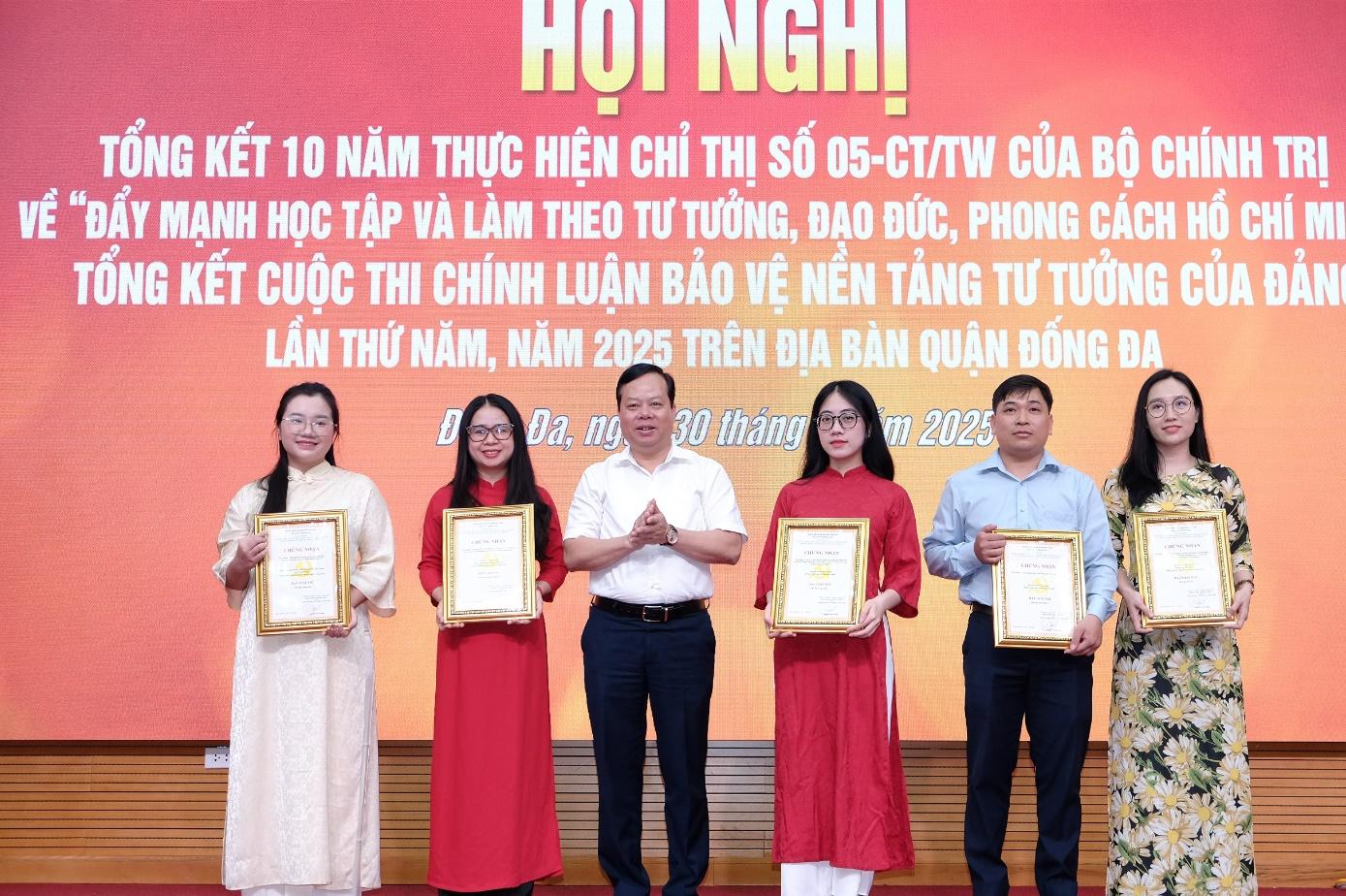 Đại diện Ban tổ chức trao giải Nhì cho các tác giả. (Ảnh: Tùng Dương) Đại diện Ban tổ chức trao giải Nhì cho các tác giả. (Ảnh: Tùng Dương)