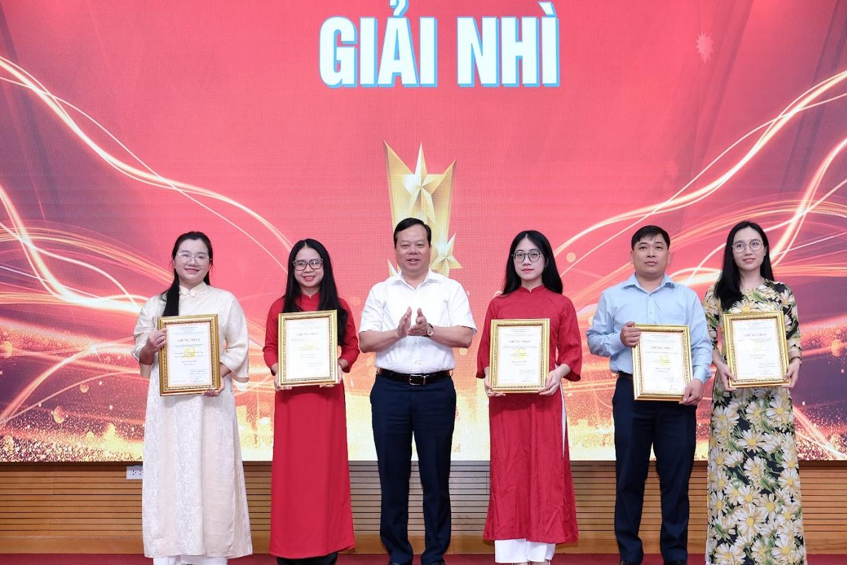 Tác giả Vũ Kim Linh, Phó Trưởng ban Thư ký – Biên tập Tạp chí điện tử Kinh doanh và Phát triển (thứ hai từ trái sang) đạt giải Nhì Cuộc thi loại hình Tạp chí điện tử. (Ảnh: Tùng Dương) Tác giả Vũ Kim Linh, Phó Trưởng ban Thư ký – Biên tập Tạp chí điện tử Kinh doanh và Phát triển (thứ hai từ trái sang) đạt giải Nhì Cuộc thi loại hình Tạp chí điện tử. (Ảnh: Tùng Dương)