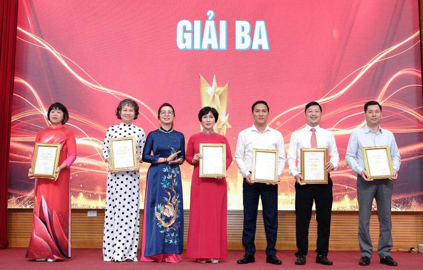 Đại diện Ban tổ chức trao giải Ba cho các tác giả. (Ảnh: Tùng Dương) Đại diện Ban tổ chức trao giải Ba cho các tác giả. (Ảnh: Tùng Dương)