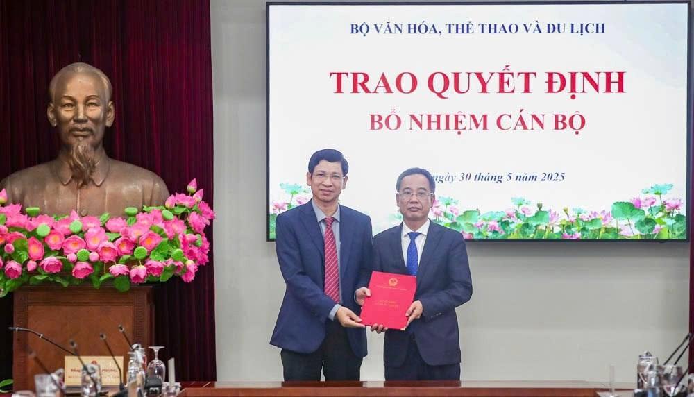 Thứ trưởng Hồ An Phong trao quyết định bổ nhiệm cho ông Nguyễn Văn Hiếu, tân Phó Cục trưởng Cục Báo chí. Thứ trưởng Hồ An Phong trao quyết định bổ nhiệm cho ông Nguyễn Văn Hiếu, tân Phó Cục trưởng Cục Báo chí.