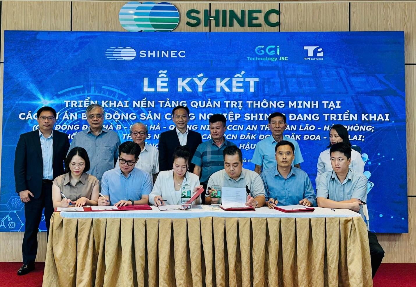 Quang cảnh buổi lễ ký kết. Quang cảnh buổi lễ ký kết.