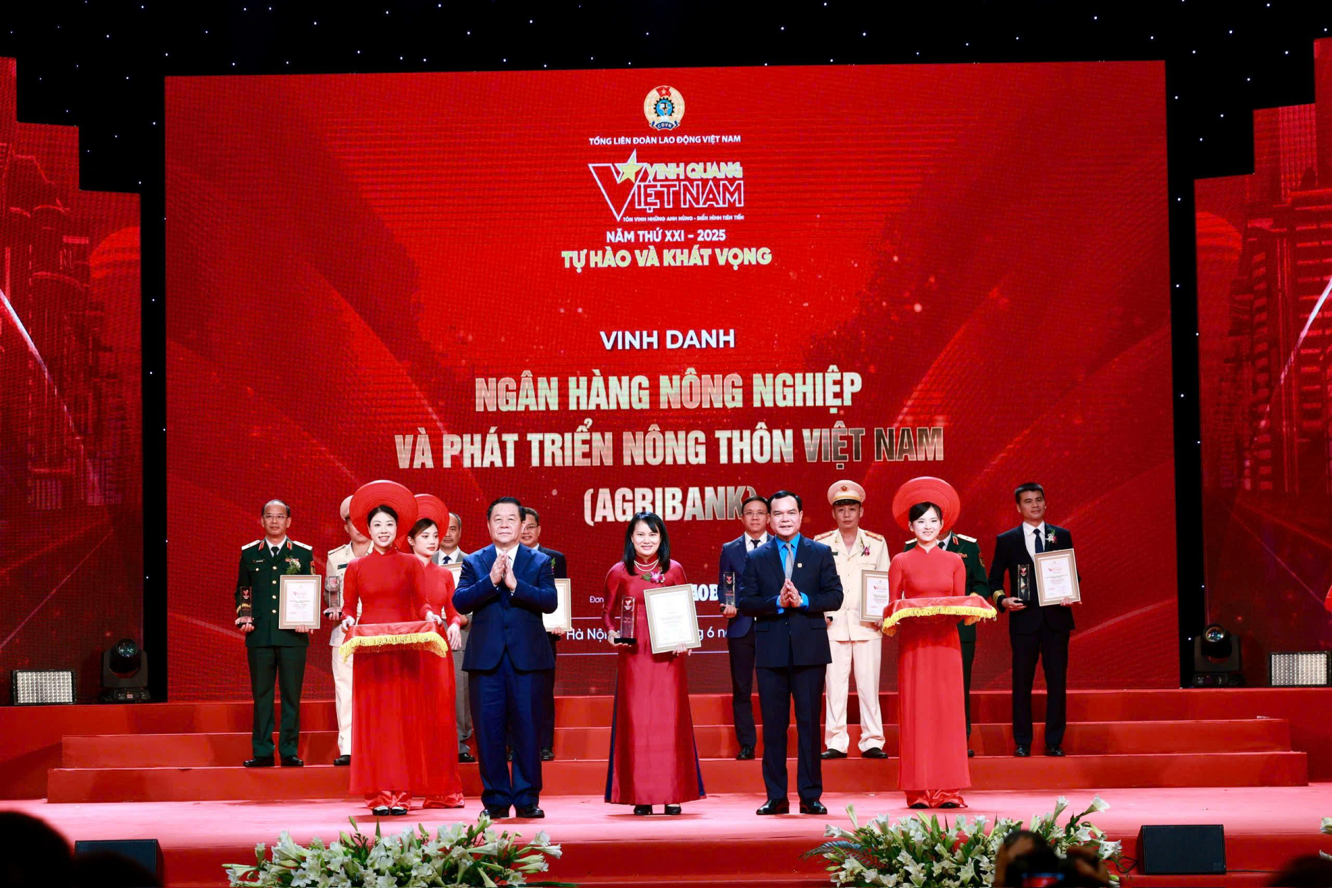 Agribank là đại diện ngân hàng duy nhất được vinh danh trong Chương trình. Agribank là đại diện ngân hàng duy nhất được vinh danh trong Chương trình.