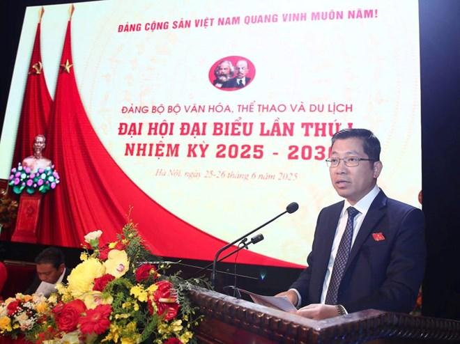 Cục trưởng Cục Báo chí Lưu Đình Phúc trình bày tham luận về kinh nghiệm xây dựng mô hình, cơ chế chính sách báo chí trong cuộc cách mạng tinh gọn. (Ảnh: Ái Vân/Người lao động) Cục trưởng Cục Báo chí Lưu Đình Phúc trình bày tham luận về kinh nghiệm xây dựng mô hình, cơ chế chính sách báo chí trong cuộc cách mạng tinh gọn. (Ảnh: Ái Vân/Người lao động)