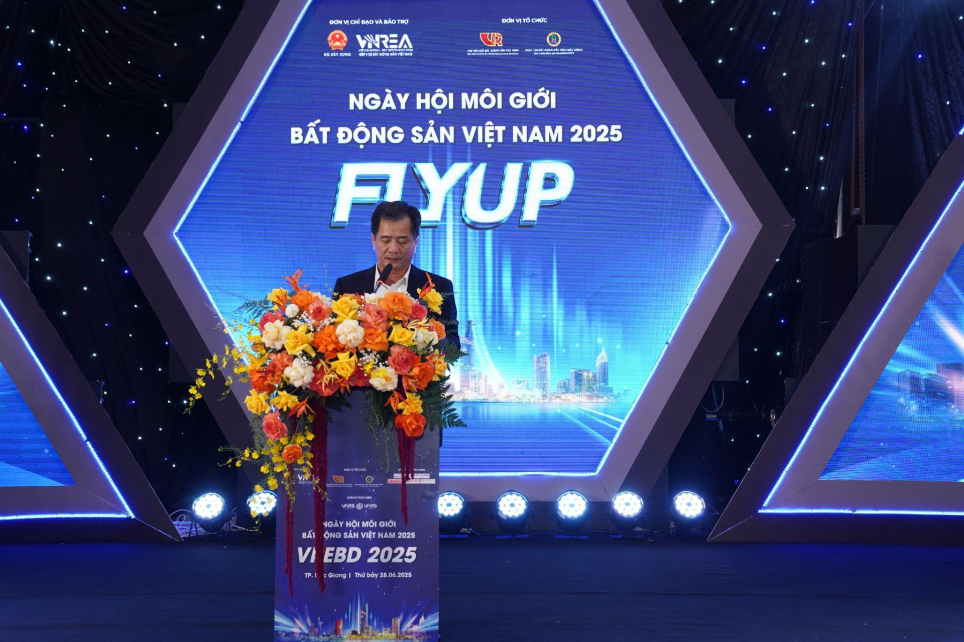 TS. Nguyễn Văn Đính – Chủ tịch Hội Môi giới Bất động sản Việt Nam (VARS) phát biểu khai mạc tại sự kiện. TS. Nguyễn Văn Đính – Chủ tịch Hội Môi giới Bất động sản Việt Nam (VARS) phát biểu khai mạc tại sự kiện.